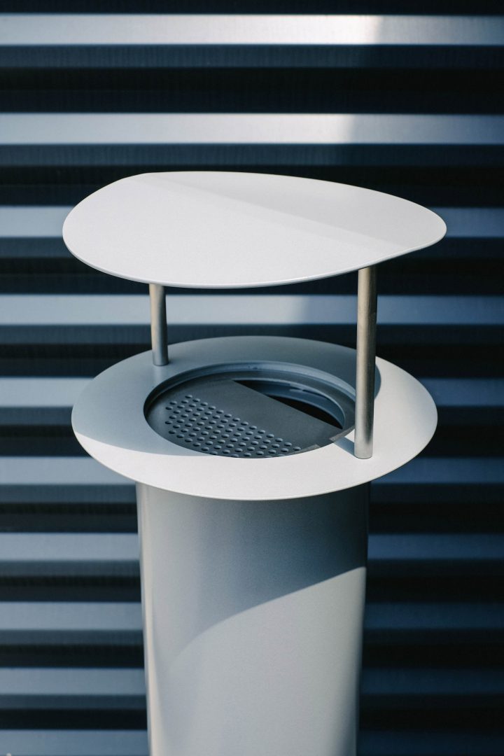 Cendrier Tempête Rayé Gris-Blanc 13,5 Cm - Anti-Vent Avec Couvercle Pour Extérieur Et Intérieur
