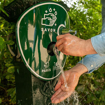 Distributeur de savon pour les fontaines publiques des parcs et jardins de ville