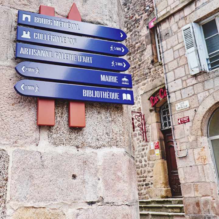 Panneaux directionnels pour itinéraire pédestre dans les villes et villages de caractères, les quartiers historiques et ville de patrimoine