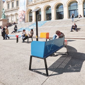 Banki is a solar connected street bench that allows mobile charge and USB connexion.