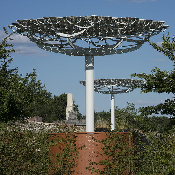 Les ombelles - structure métallique en forme d'ombelle pour La forêt d'art contemporain