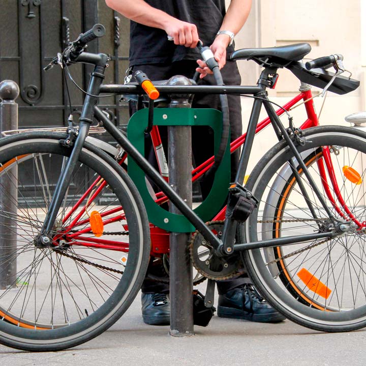 Cyclaccroche. attache vélo pour potelet urbain. Design by Felix Miquel