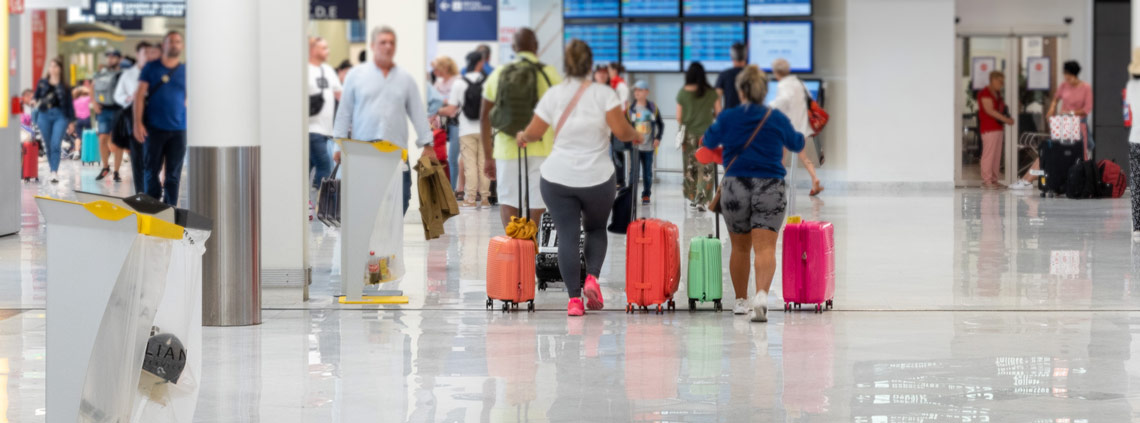 Des corbeilles de propreté Made in France :  quand le mobilier urbain design prend son envol dans les Aéroports de Paris