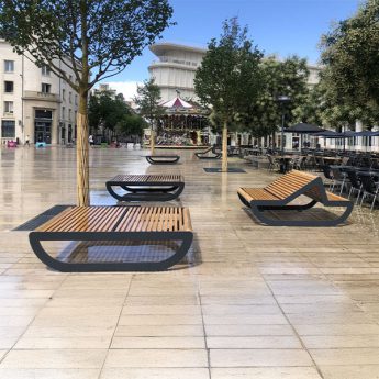 Banc urbain modulable installé sur une place publique